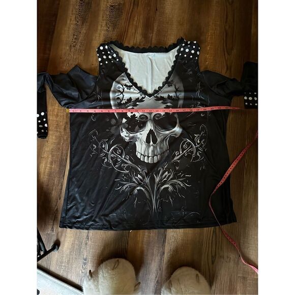 Skull V-neck Long sleeve top with contrast trim, medium stretch Tag says 2X but - Picture 4 of 11
